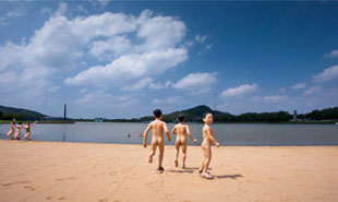 上海月湖雕塑公园 上海月湖雕塑公园-亲水沙滩